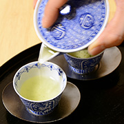 Evenly pour the tea into each cup and serve.